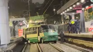 Microbús termina varado en las vías del Tren Ligero en CDMX: VIDEO