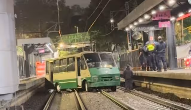 Así se veía el microbús en las vías del Tren Ligero
