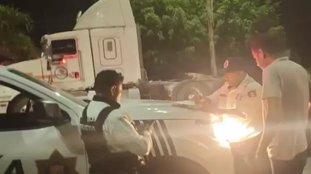 Asaltan a trailero en vía federal