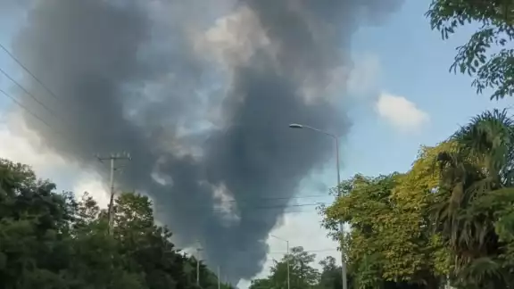 Así luce el incendio en las inmediaciones del antiguo basurero de Cancún Así luce el incendio en las inmediaciones del antiguo basurero de Cancún