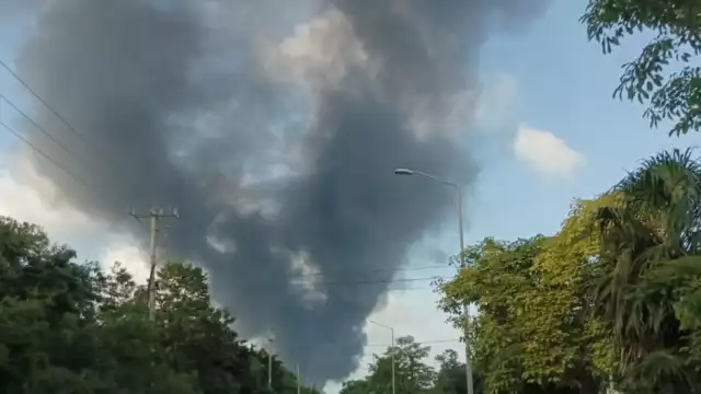 Así luce el incendio en las inmediaciones del antiguo basurero de Cancún