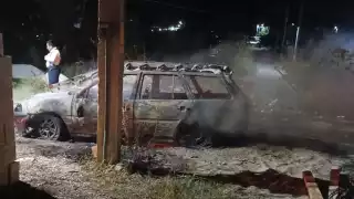 Coche  queda en cenizas tras incendiarse en Escárcega 