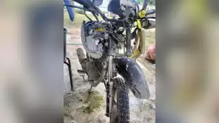 En Escárcega, combi de pasajeros provoca que motociclista se accidente y  huye