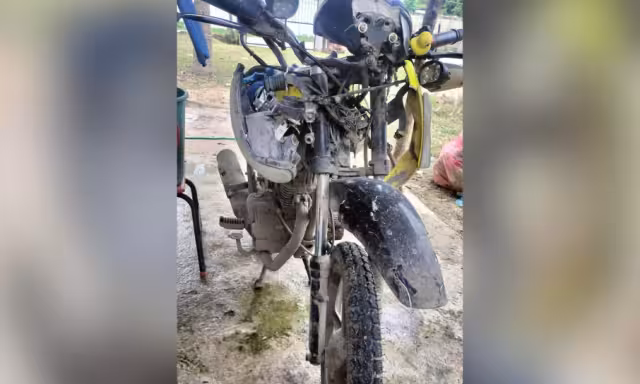 Accidente de tráfico en la avenida Justo Sierra Méndez involucra una motocicleta Cross amarilla y una combi blanca que se dio a la fuga.