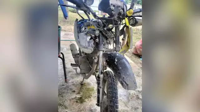 Accidente de tráfico en la avenida Justo Sierra Méndez involucra una motocicleta Cross amarilla y una combi blanca que se dio a la fuga.