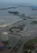 Videos difundidos en redes sociales muestran el dramático momento en el que las olas arrasan con instalaciones portuarias en la ciudad rusa de Severo Kurilsk