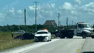 Camioneta vuelca en la carretera Isla Aguada–Sabancuy; cinturón de seguridad les salva la vida