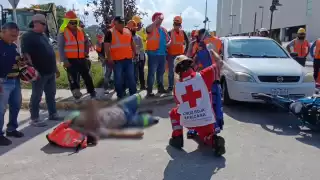 Pareja en motocicleta es embestida por automóvil en el malecón de Campeche