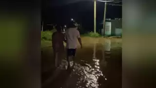 Vecinos de Escárcega piden construcción de zanja; a causa de lluvias se inundan hasta sus casas 