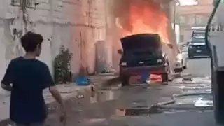 Camioneta termina incendiada en la Región 65 de Cancún: VIDEO