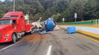 Volcadura de tráiler en La Pera bloquea la autopista México-Cuernavaca