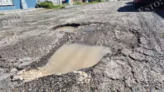 Enorme bache en la colonia Centenario de Champotón provoca accidentes y alarma a vecinos