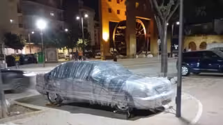 Propietario en Valencia envuelve su coche en plástico para protegerlo de la DANA y genera furor en redes