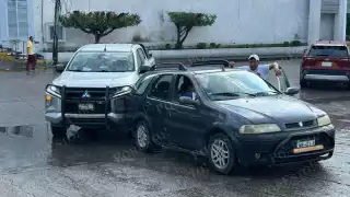 Tránsito se ve afectado tras colisión en acceso al estacionamiento de un super en Ciudad del Carmen