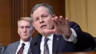 Senador de EU Steve Daines viaja a China para abordar fentanilo y tensiones comerciales