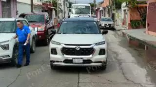 Choque por alcance en la colonia Tecolutla, en Carmen, deja daños materiales y tráfico vehicular