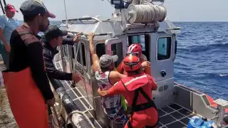 Realizan doble rescate en altamar, dentro del puerto de Progreso