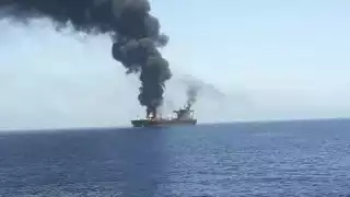 Se incendia buque petrolero en el golfo de Adén tras ser alcanzado por un proyectil; investigan posible ataque hutí