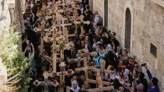 Pese al conflicto en Gaza, miles de peregrinos celebran el Viernes Santo en Jerusalén bajo fuerte vigilancia