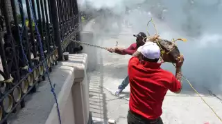 Gobernación llama a la CNTE a mantener diálogo tras intento de portazo y choque con encapuchados en Bucareli