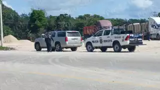 Policías detienen Suburban en Escárcega por vidrios polarizados y actitud sospechosa