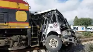 Choque entre tren y autobús deja cinco muertos en Guanajuato