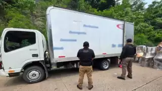 FGR decomisa más de una tonelada de marihuana oculta en muebles; hay dos detenidos en Tabasco