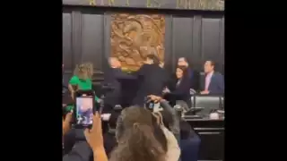 Noroña y ‘Alito’ Moreno protagonizan pelea a golpes en la Comisión Permanente