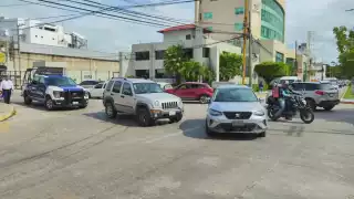 Choque entre dos conductoras en la colonia Petrolera deja solo daños materiales en Ciudad del Carmen