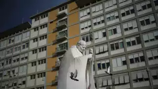 Papa Francisco sufre neumonía bilateral y su estado de salud sigue siendo "complejo"