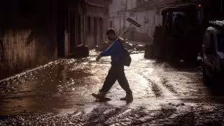 Último reporte por devastadoras inundaciones en Valencia es de 220 muertos y más de 36 mil rescates