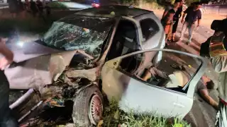Accidente automovilístico dejó daños por más de 10 mil pesos, el conductor resultó con una fractura en la pierna derecha