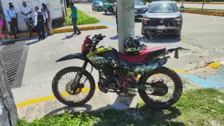 Joven motociclista lesionado tras ser embestido por camioneta en Puente de la Unidad, en Ciudad del Carmen