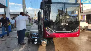 Mujer motociclista derrapa y se impacta contra un camión Ko’ox en Campeche