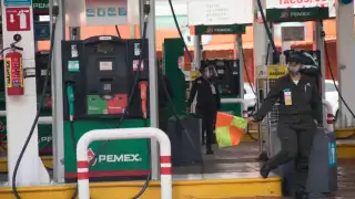 Gobierno de México busca fijar precio máximo de gasolina en 24 pesos por litro durante seis meses