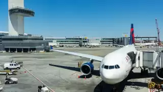 Caos en aeropuertos de EU: más de mil vuelos cancelados por segundo día debido al cierre de Gobierno