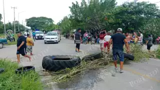 Pobladores de Villamadero bloquean carretera Seybaplaya-Champotón por falta de luz