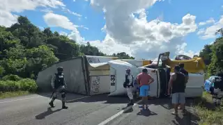 Tráiler vuelca en la carretera de Cafetal-Mahahual; no se reporta ningún lesionado