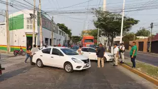 Bloquean avenidas por falta de energía eléctrica en Ciudad del Carmen