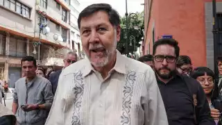Senado convoca sesión extraordinaria por pelea en la Permanente; Noroña pide desafuero de priistas