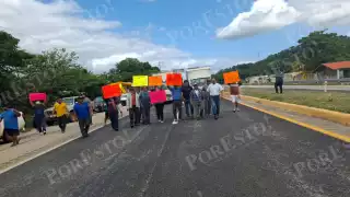 Campesinos bloquean la carretera Mérida–Campeche en Tenabo para exigir precio justo al maíz