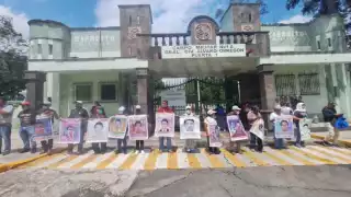 Padres de los 43 normalistas marchan por Ayotzinapa a 11 años de la desaparición y realizan protestas frente al Campo Militar No.1