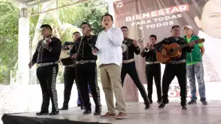Reciben con mariachi a Joaquín Díaz Mena en Muxupip; apoyará a las mujeres del interior de Yucatán