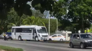 Taxista obstruye el paso de camión de “Ruta Caribe” en Chetumal