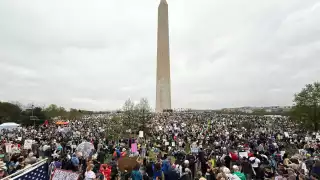 Miles protestan en EU y Europa contra las políticas de Trump y Musk