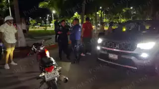 Mujer intenta huir tras provocar accidente en Ciudad del Carmen; motociclistas la alcanzan y obligan a pagar los daños