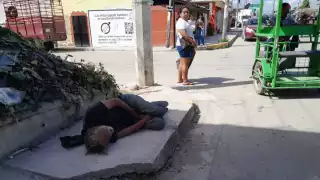 Hombre tirado en la calle provoca movilización en Escárcega; solo estaba ebrio