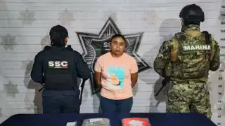 Detienen a mujer con 86 bolsitas de presunta marihuana en Playa del Carmen