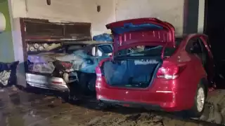 Incendio reduce a cenizas dos vehículos en Chetumal