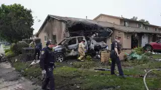 Avioneta se estrella en zona residencial de San Diego: múltiples muertos y casas incendiadas